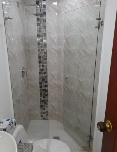 División de baño batiente en vidrio templado