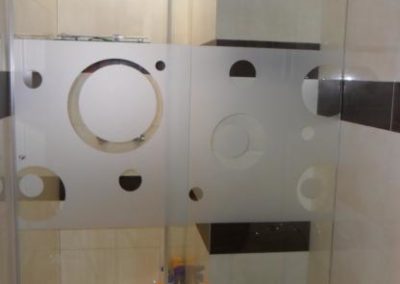 División de baño de vidrio templado con diseño opalizado