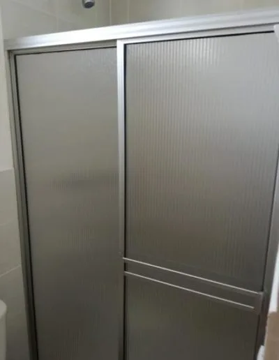 División de baño aluminio natural