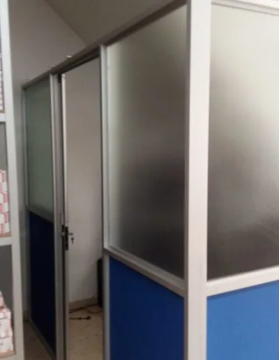 División de oficina en aluminio y MDF azul