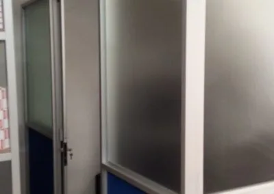 División de oficina en aluminio y vidrio miniboreal