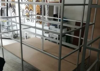 Estantería en aluminio natural con MDF