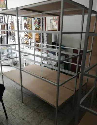 Estantería en aluminio natural con MDF