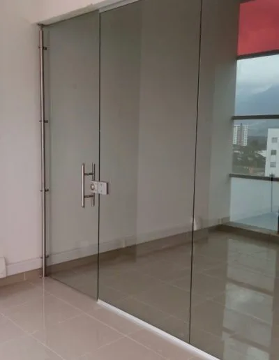 Fachada en vidrio templado