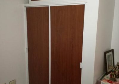 Puerta closet en aluminio con madecor cedro