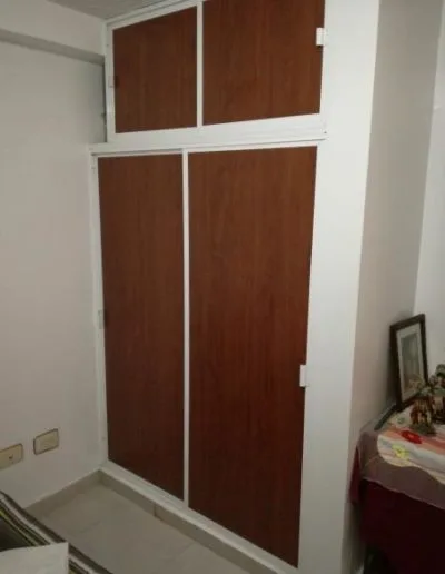 Puerta closet en aluminio con madecor cedro
