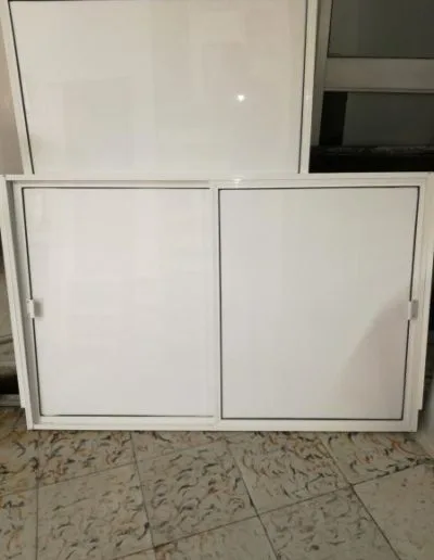 Puerta corrediza en Aluminio blanco cocina