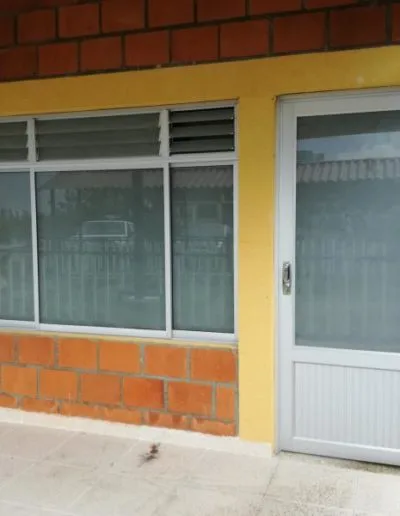 Puerta y ventana con vidrio opalizado