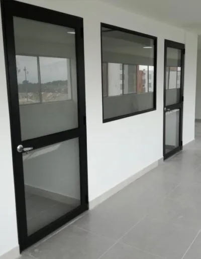 Puertas y ventanas en aluminio oscuro