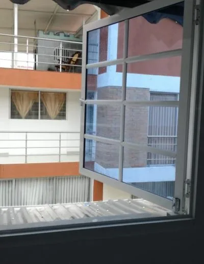Ventana batiente en aluminio