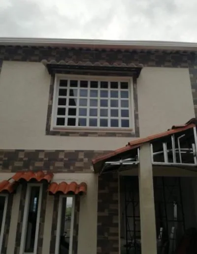 Ventana exterior en cuadros