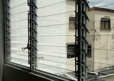Ventanas celosía en vidrio y aluminio