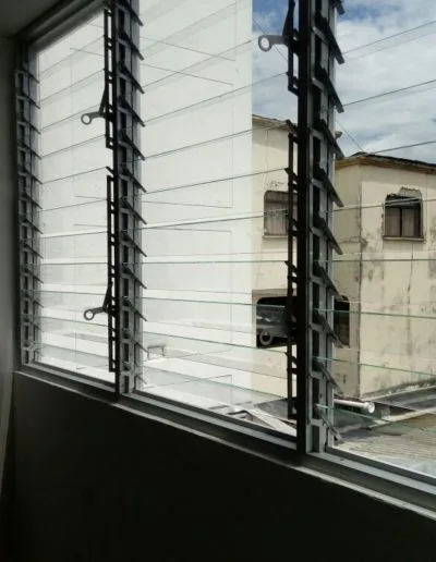 Ventanas celosía en vidrio y aluminio
