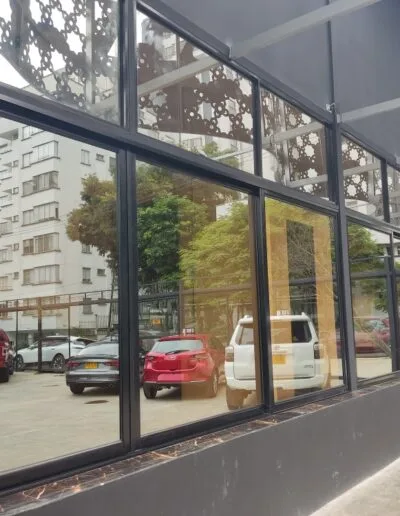Cerramiento en Ventanería Monumental con vidrio laminado reflectivo