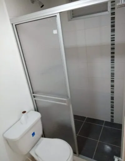 División de baño en aluminio y acrílico Pereira