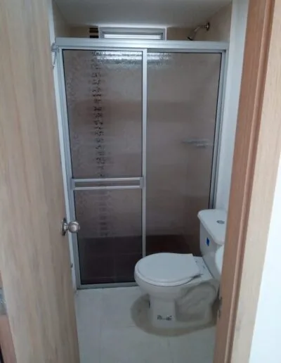 División de baño en aluminio y acrílico Pereira