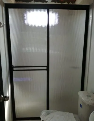 División de baño en aluminio y acrílico Pereira
