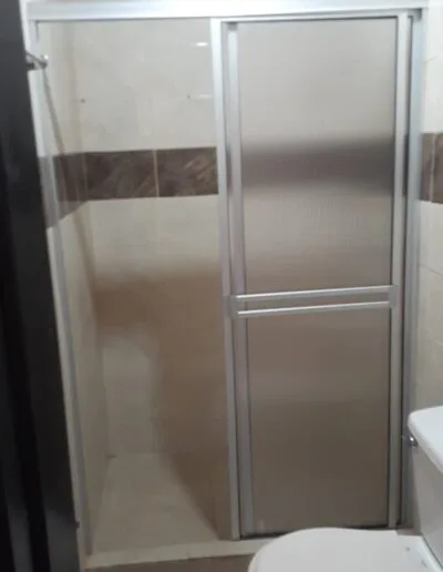 División de baño en aluminio y acrílico Pereira