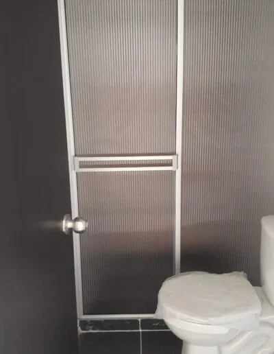 División de baño en aluminio y acrílico Pereira