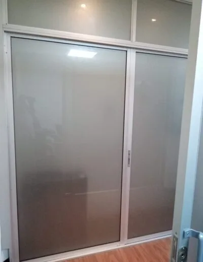 División oficina en aluminio con vidrio opalizado