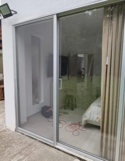 Mosquiteros en aluminio con malla en fibra de vidrio.