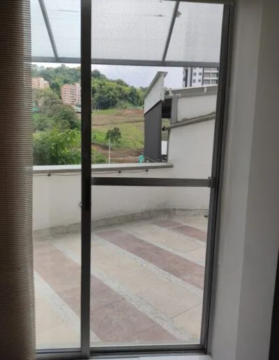 Mosquiteros en aluminio con malla en fibra de vidrio. (2)