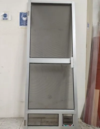 Mosquiteros en aluminio con malla en fibra de vidrio.