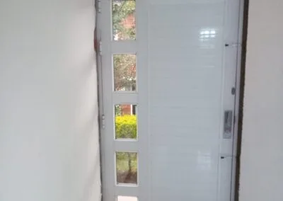 Puerta principal en Aluminio con vidrio espejo