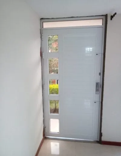 Puerta principal en Aluminio con vidrio espejo
