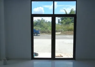 Puerta principal en dos naves