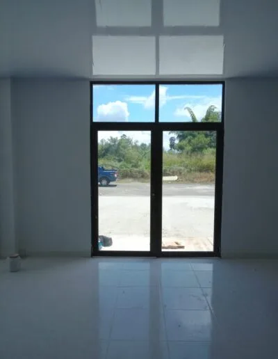 Puerta principal en dos naves