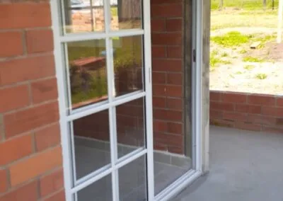 Puerta ventana con vidrio reticulado