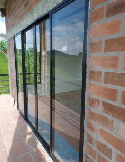 Puerta ventana monumental con vidrio templado